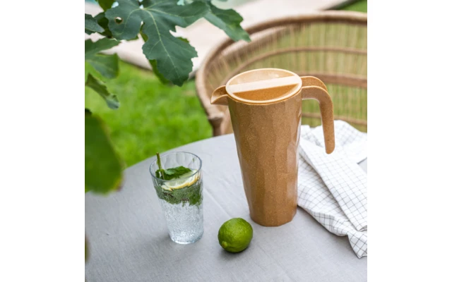 Koziol Club Pitcher Superglas Kanne Mit Deckel 1,5 Liter Nature Wood 2 Koziol Club Pitcher Superglas Kanne Mit Deckel 1,5 Liter Nature Wood – Bild 2